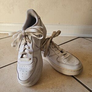 Women's Nike White Low Top Lace Up Sneaker-Size: 6Y